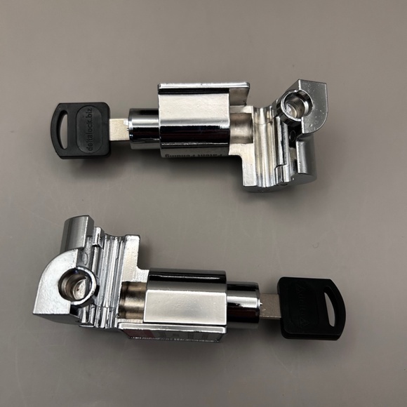 Delta Lock - Peg display security locks (2) NIB - Picture 4 of 6